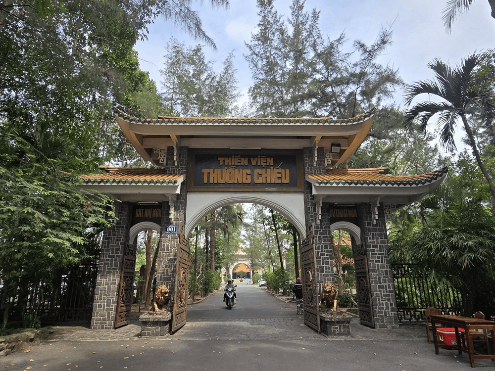 Thiền viện Thường Chiếu mang kiến tr&uacute;c Phật gi&aacute;o thanh tịnh, c&oacute; với khu&ocirc;n vi&ecirc;n rộng v&agrave; kh&ocirc;ng kh&iacute; y&ecirc;n b&igrave;nh (Nguồn: Thien Vien Vo Uu)